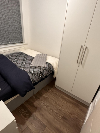 Room 2, 6-bed 3-bath Home - Sleeps 14 & Free Parking, London