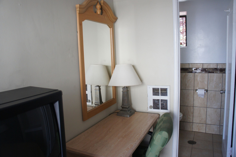 Bedroom 1, Budget Inn, Contra Costa