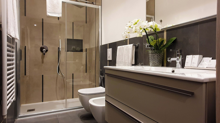 Bathroom 16