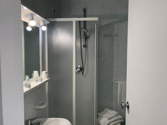 Bathroom 4, Hotel Conte, Napoli
