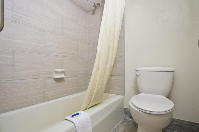 Bathroom 4, Motel 6 Pulaski, TN, Giles