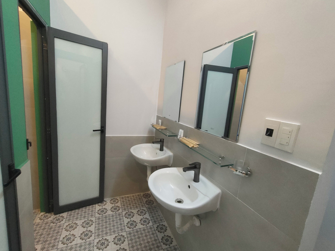 Bathroom, Nineties Homestay, Huế