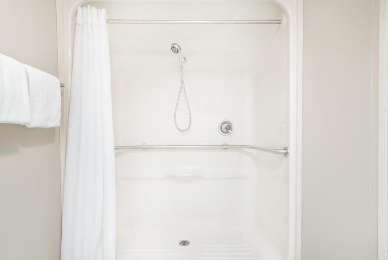 Bathroom 4, Super 8 by Wyndham Jasper, Dubois