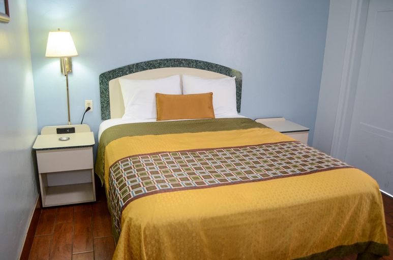Bedroom 3, Economy Inn, Palm Beach