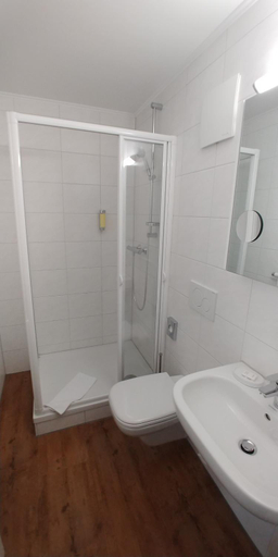 Bathroom 2, Hotel Alte Brennerei, Harz