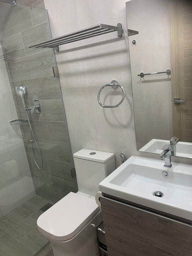Bathroom 4, THE Aracari