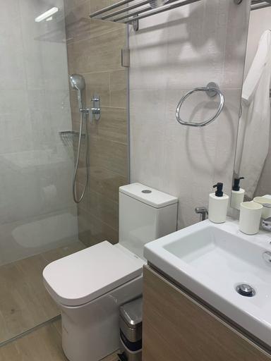 Bathroom 4, THE Aracari