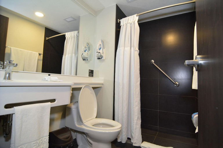 Bathroom 4, City Express Plus Medellin, Medellín