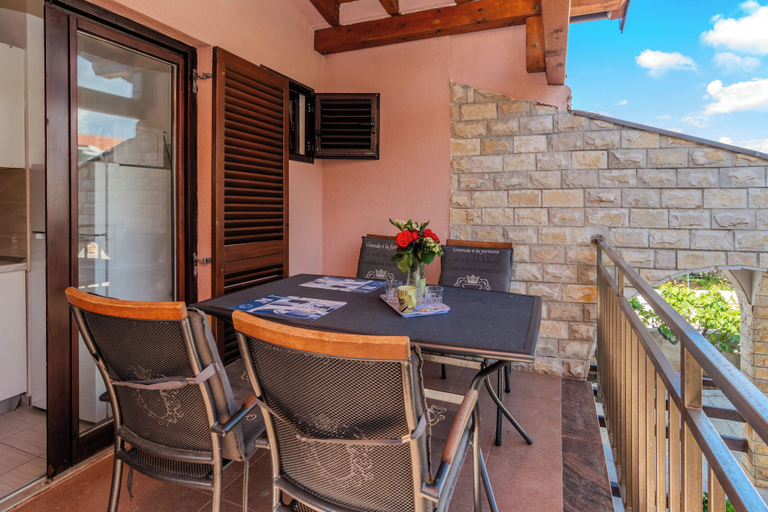 Others 4, Apartment Vujic, Vir