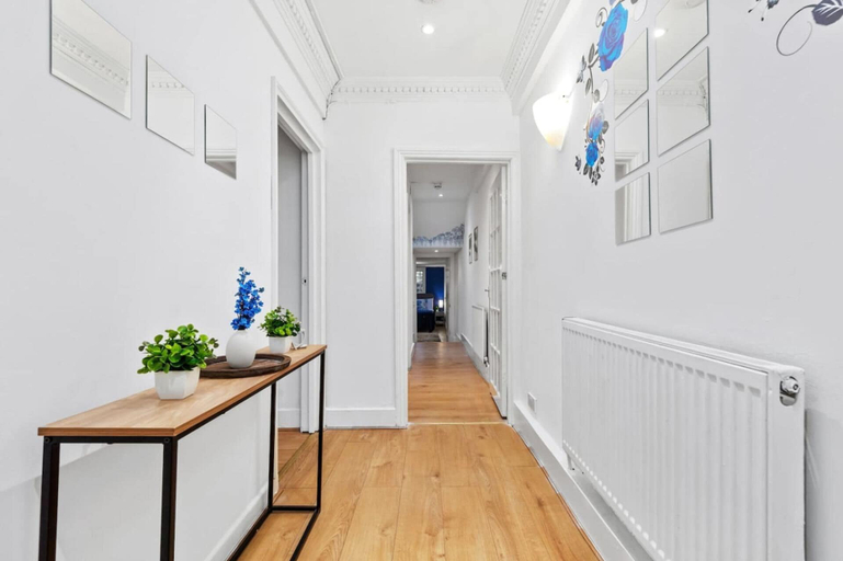 Others 4, Remarkable 2-bed Apartment in Central London, London