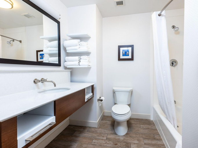 Bathroom 5, Quality Inn - Pratt, Pratt
