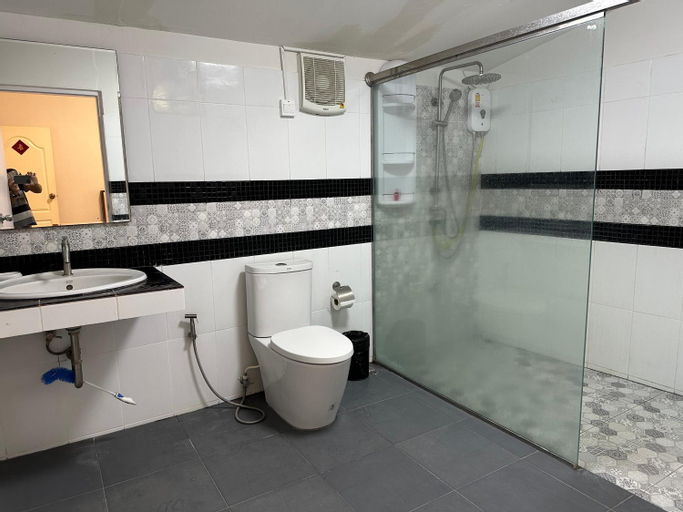 Bathroom 16