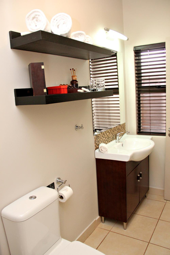 Bathroom 3, Browns Manor, Siyanda