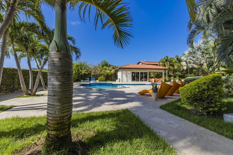 Exterior & Views 2, 4BR 3BA w Pool Sleeps 10 200m From Eagle Beach