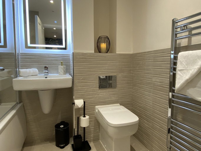 Bathroom 5, Cozy Bedford Home With 3 Bedrooms, Bedfordshire