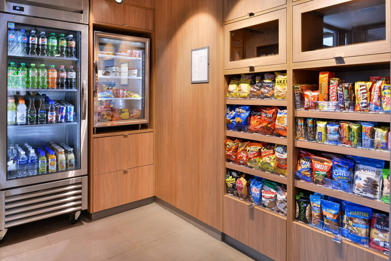 Food & Drinks 5, Fairfield Inn & Suites by Marriott Minneapolis Sha, Scott