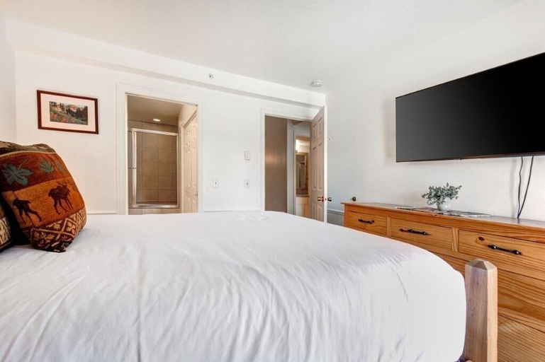 Room 3, Suncreek A-7 2 Bedroom Condo by RedAwning, Summit