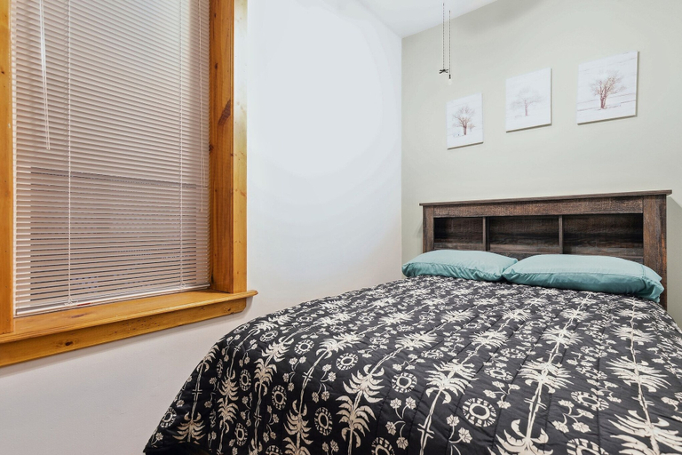 Room 5, Chic Chicago Retreat 2 Bedroom Home by RedAwning, Cook