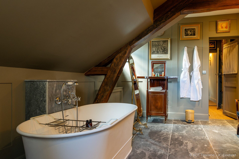 Bathroom 16