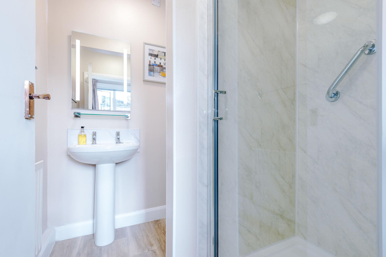 Bathroom 4, Holcombe Guest House, North Lincolnshire