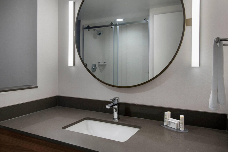 Bathroom 4, Fairfield Inn & Suites by Marriott Williamstown, Berkshire