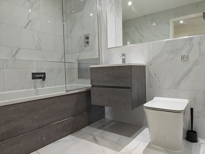Bathroom, 2-bed Apartment Birmingham Snow Hill, Birmingham