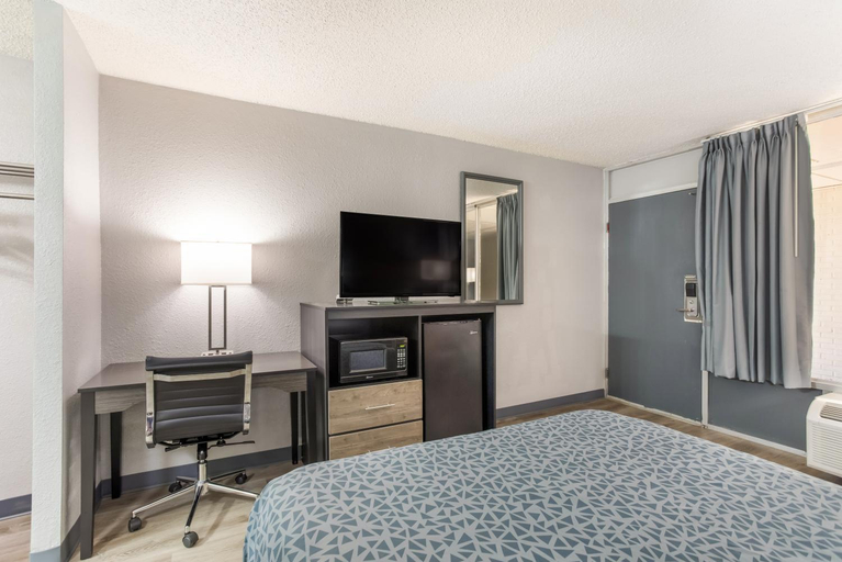 Bedroom 3, Econo Lodge Cave City, Barren