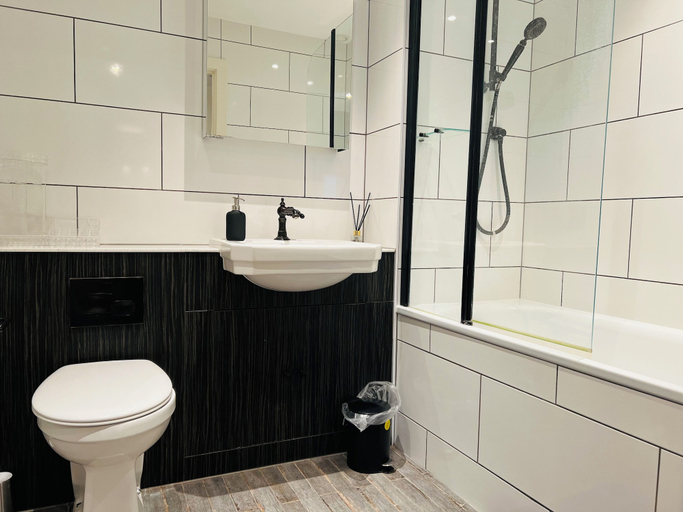 Bathroom 4, Homely 2-bed Apartment With Stunning Views Wembley, London