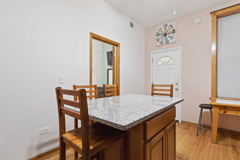 Dining, Chic Chicago Retreat 2 Bedroom Home by RedAwning, Cook