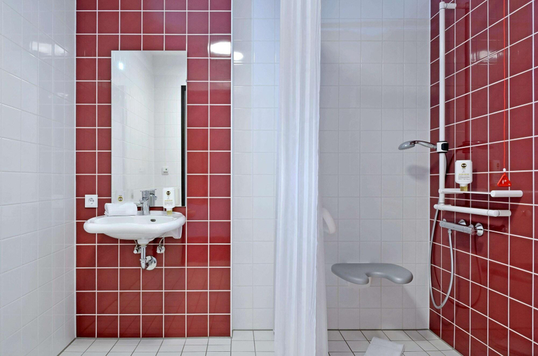 Bathroom 5, B&B Hotel Bremerhaven, Bremerhaven