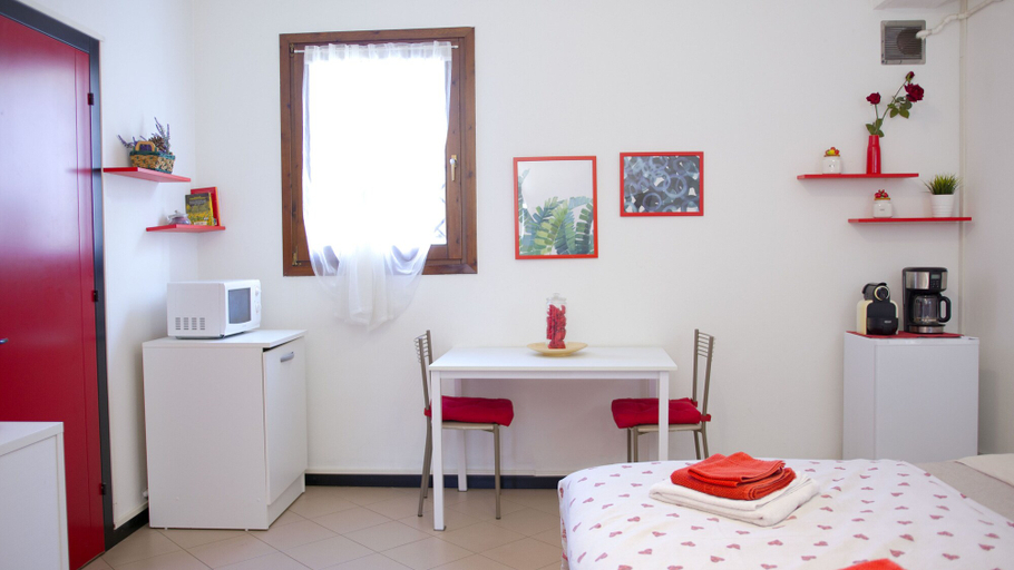 Room 2, Studio-sleeps 2-aircon-town Centre-free Parking, Padua