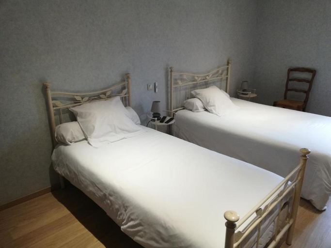Bedroom 5, Logis Hotel De La Poste - Chez Cecile, Saône-et-Loire