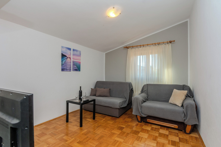 Others 5, Apartment Vujic, Vir