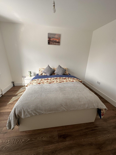 Room 4, 6-bed 3-bath Home - Sleeps 14 & Free Parking, London