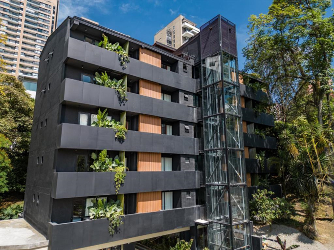 Exterior & Views
