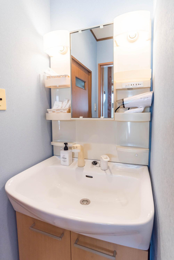 Bathroom 3, Tino Kawara, Osaka