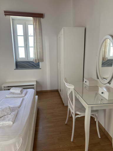 Room 2, Tinos - House - Sleeps 5 - Pet Friendly - Parking, South Aegean