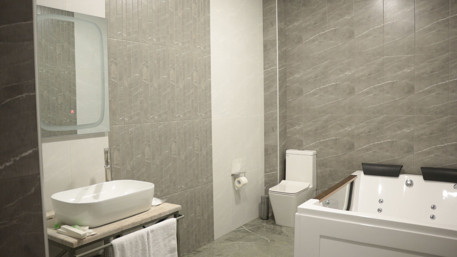 Bathroom 3, 21 Rooms Hotel