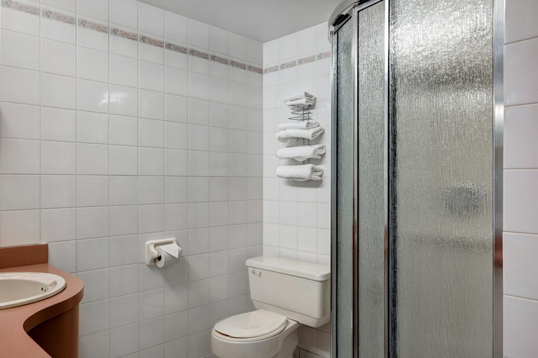 Bathroom 4, Days Inn by Wyndham Niagara Falls Near The Falls, Niagara