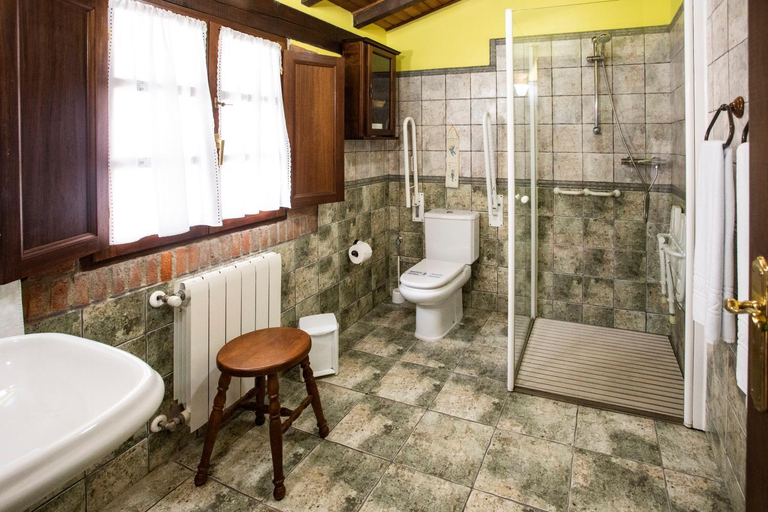 Bathroom 3, La Vega de Pendueles, Asturias