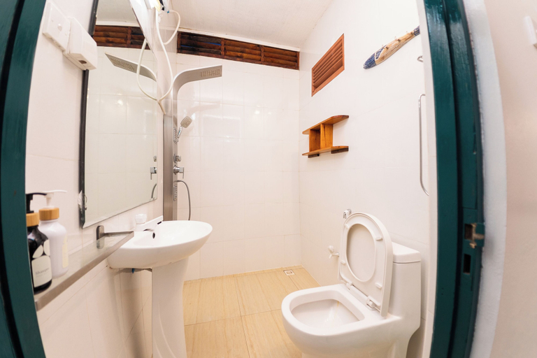 Bathroom 5, Fasdheythere Inn, Baa Atoll