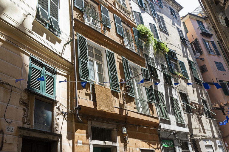 Sui tetti del centro di Genova by Wonderful Italy, Genova