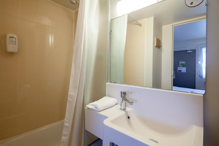 Bathroom 3, B&B HOTEL Troyes Barberey, Aube