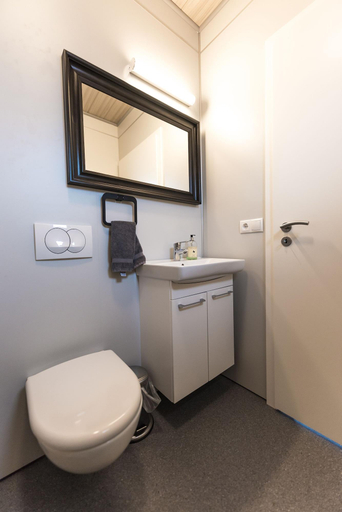 Bathroom 4, Dis Cottages, Eyrarsveit