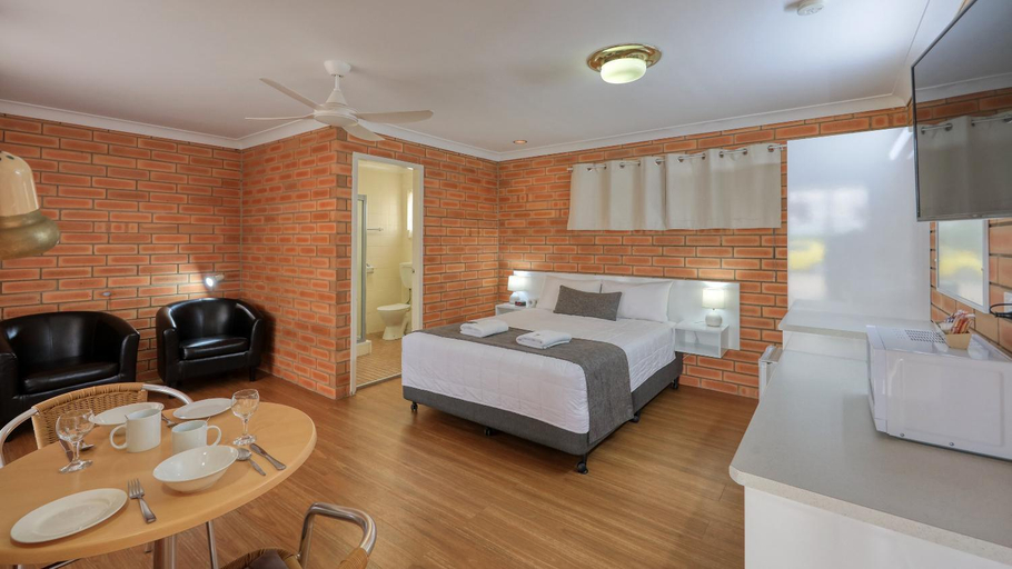 Bedroom 2, Gunsynd Motor Inn, Goondiwind