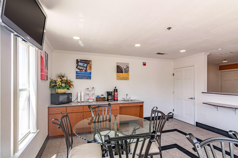Food & Drinks, Motel 6 Azle, Tx, Tarrant