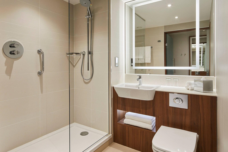 Bathroom 4, Courtyard By Marriott London City Airport, London