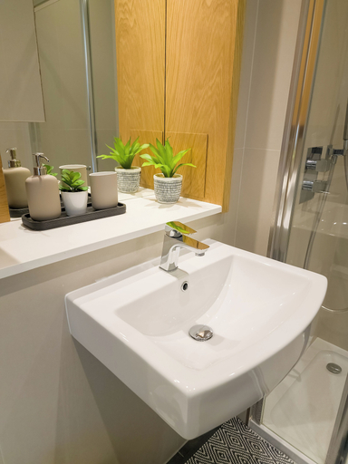 Bathroom 3, Captivating 1-bed Apartment in Slough With Kingbed, Slough