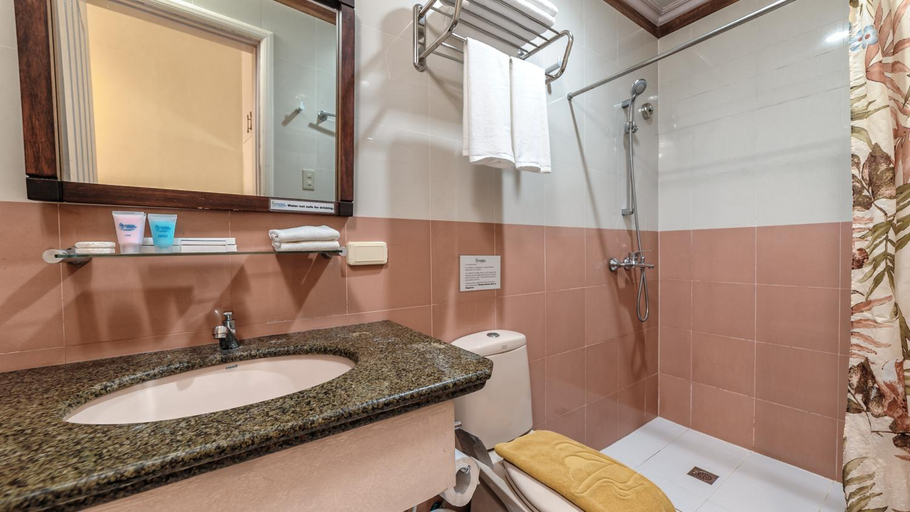 Bathroom 4, Flushing Meadows Resort, Dauis