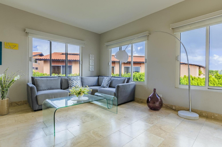 Others 5, 4BR 3BA w Pool Sleeps 10 200m From Eagle Beach